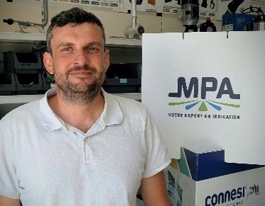 Olivier, collaborateur MPA, pose dans les locaux de l'entreprise spécialisée en irrigation et équipements professionnels.