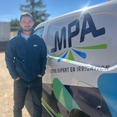 Collaborateur MPA spécialisé en irrigation devant un véhicule de service MPA, expert en solutions d'irrigation professionnelles.