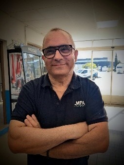 Olivier, collaborateur MPA, pose dans les locaux de l'entreprise spécialisée en irrigation et équipements professionnels.