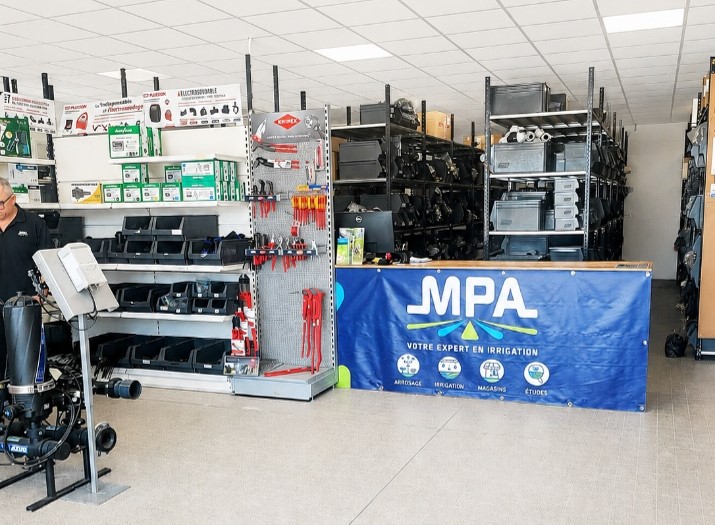 Intérieur du magasin MPA présentant des équipements d’irrigation, outils professionnels et pièces techniques en stock.
